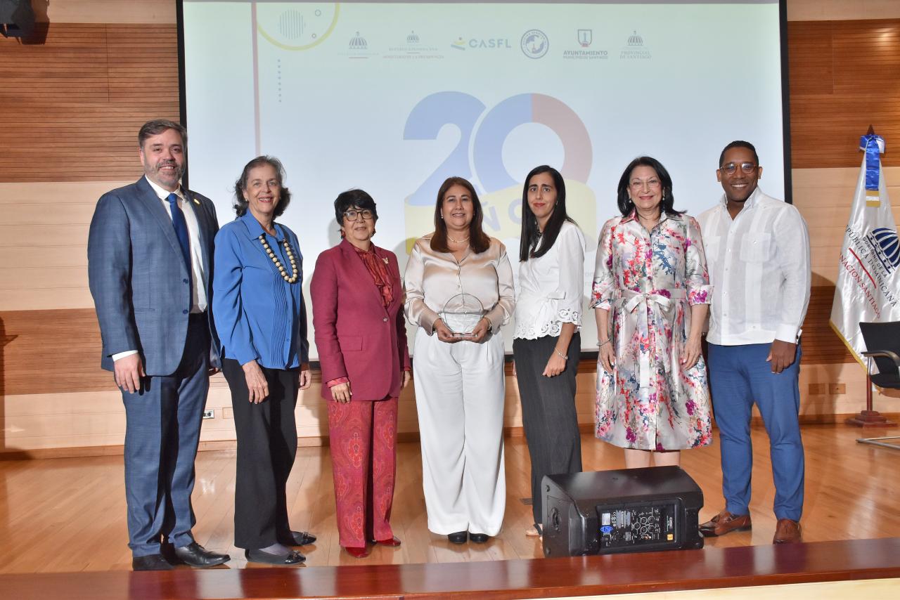 Alianza ONG otorga reconocimiento a Directora Ejecutiva del CASFL